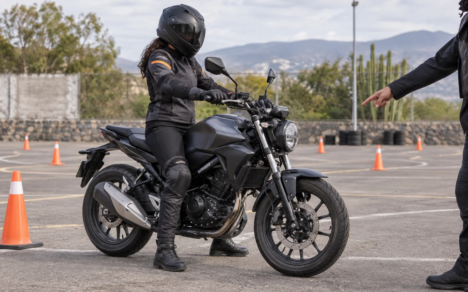 Motociclista comprobando apoyo de pies y alcance de controles